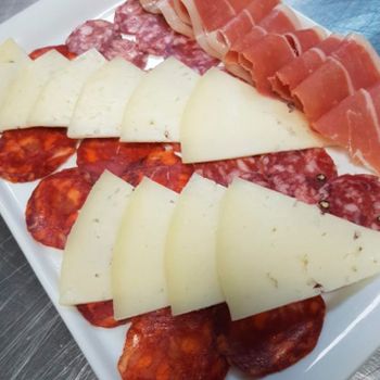 La Taberna Casera bandeja de jamón y queso 