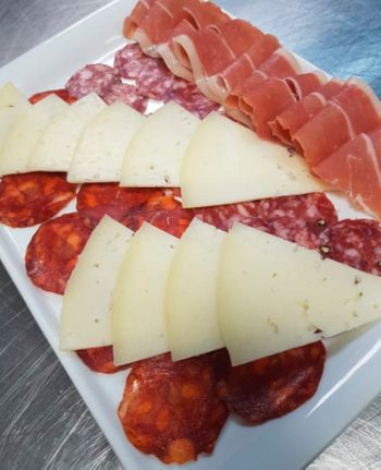 La Taberna Casera bandeja de jamón y queso 